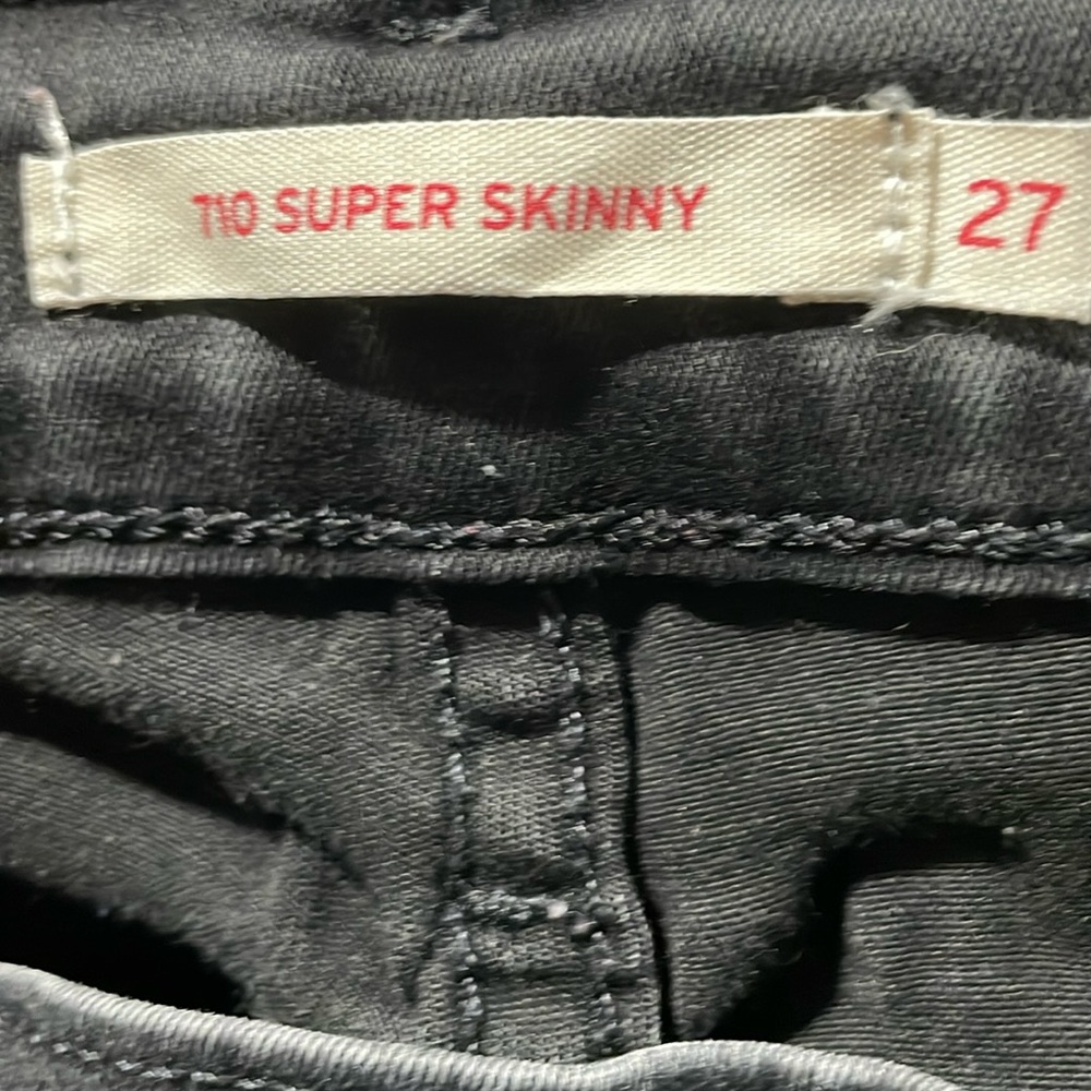 710 Levi’s super skinny black distressed Jean